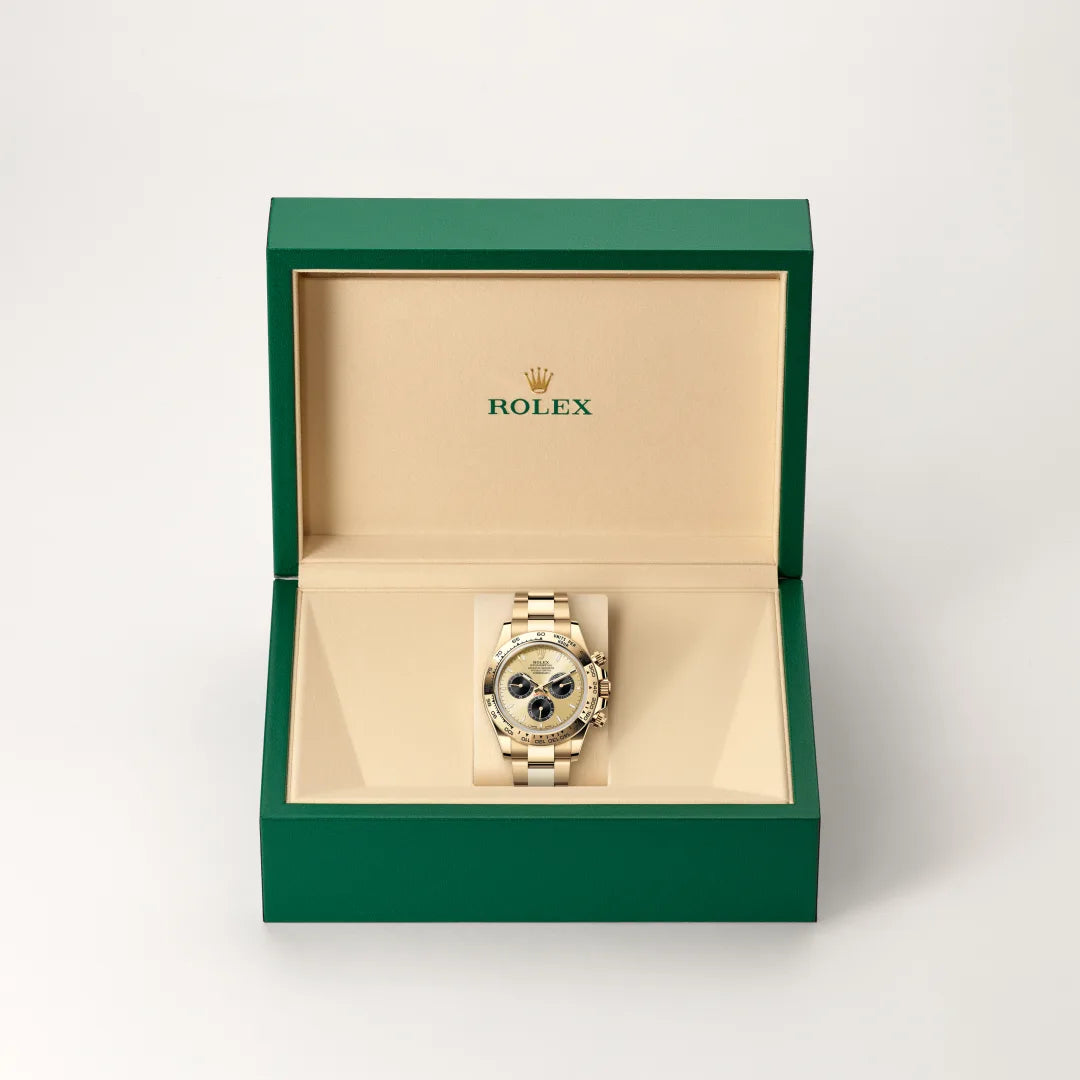 Rolex Cosmograph Daytona in 18 ct yellow gold with a Golden and bright black dial, Fixed, with engraved tachymetric scale, in 18 ct yellow gold bezel, Oyster, three-piece solid links bracelet