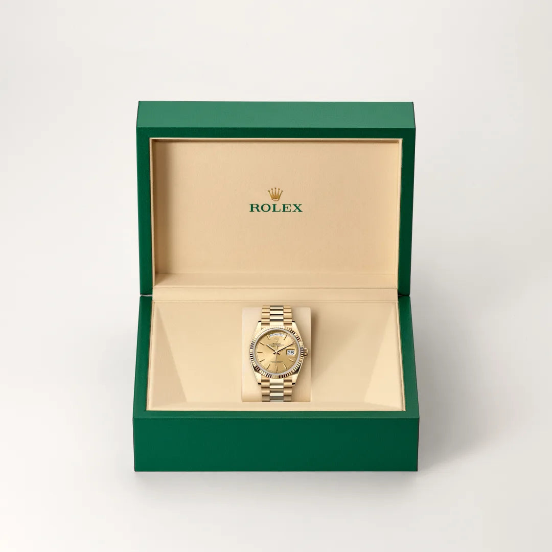 Rolex Day-Date 36 in 18 ct yellow gold with a Champagne-colour dial, Fluted bezel, President, semi-circular three-piece links bracelet