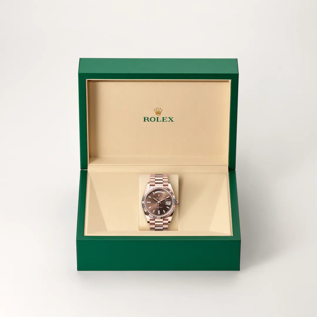 Rolex Day-Date 40 in 18 ct Everose gold with a Chocolate set with diamonds dial, Fluted bezel, President, semi-circular three-piece links bracelet