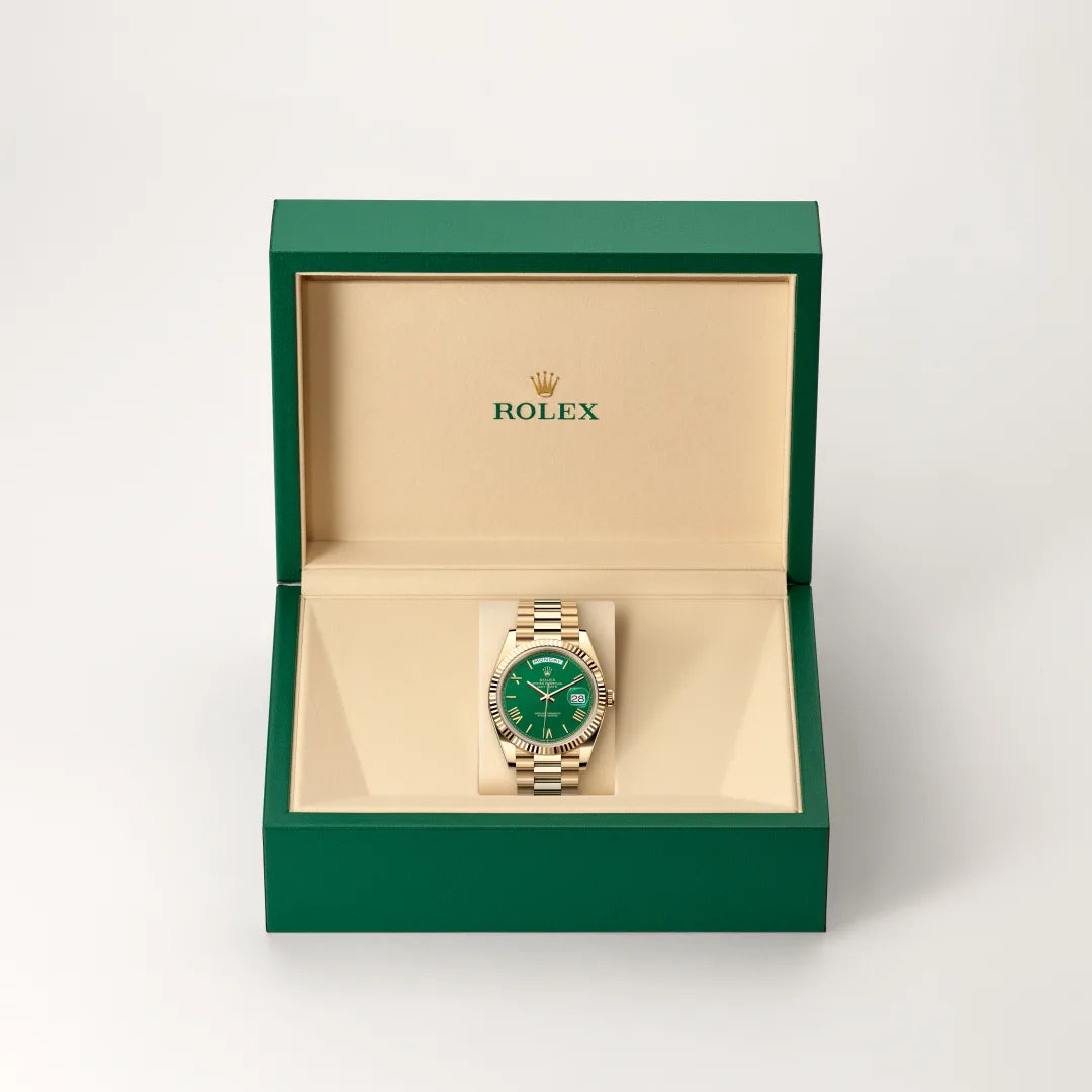 Rolex Day-Date 40 in 18 ct yellow gold with a Green dial, Fluted bezel, President, semi-circular three-piece links bracelet